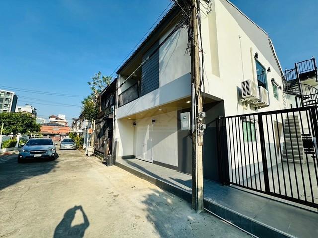 ให้เช่าบ้าน 2 ชั้น หมู่บ้านอยู่เจริญ 779 ถนนรัชดาภิเษก ซอย 18 ตกแต่งใหม่ เฟอร์นิเจอร์ครบพร้อมอยู่ 1