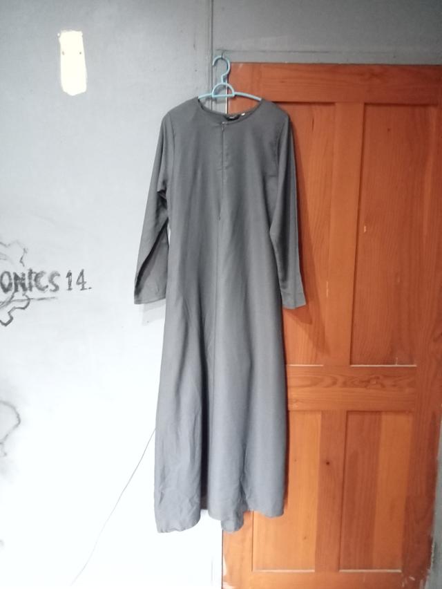 ชุดเดรสยาวสีเทา (Abaya / Jubah / Maxi Dress)