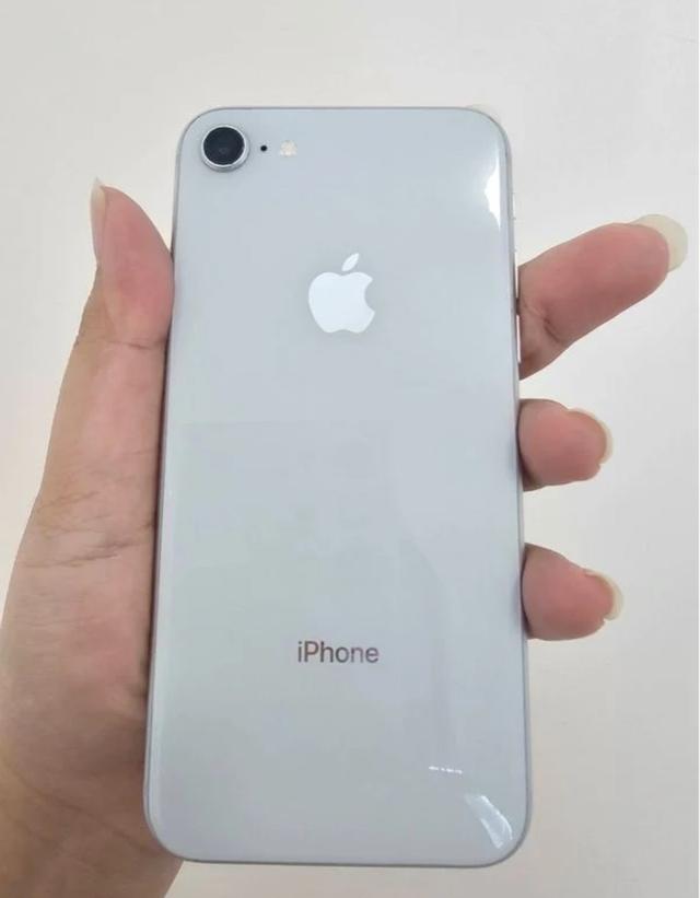 iPhone 8 สีเงิน