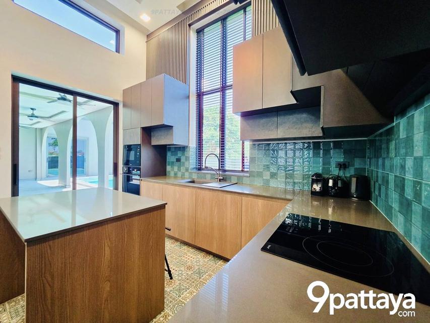 Mabprachan Pool Villa – บ้านหรูติดธรรมชาติ ใกล้อ่างมาบประชัน | Luxury Pool Villa Near Mabprachan Lake  3 ห้องนอน | 4 ห้องน้ำ • ห้องนั่งเล่น เพดานสูง 5