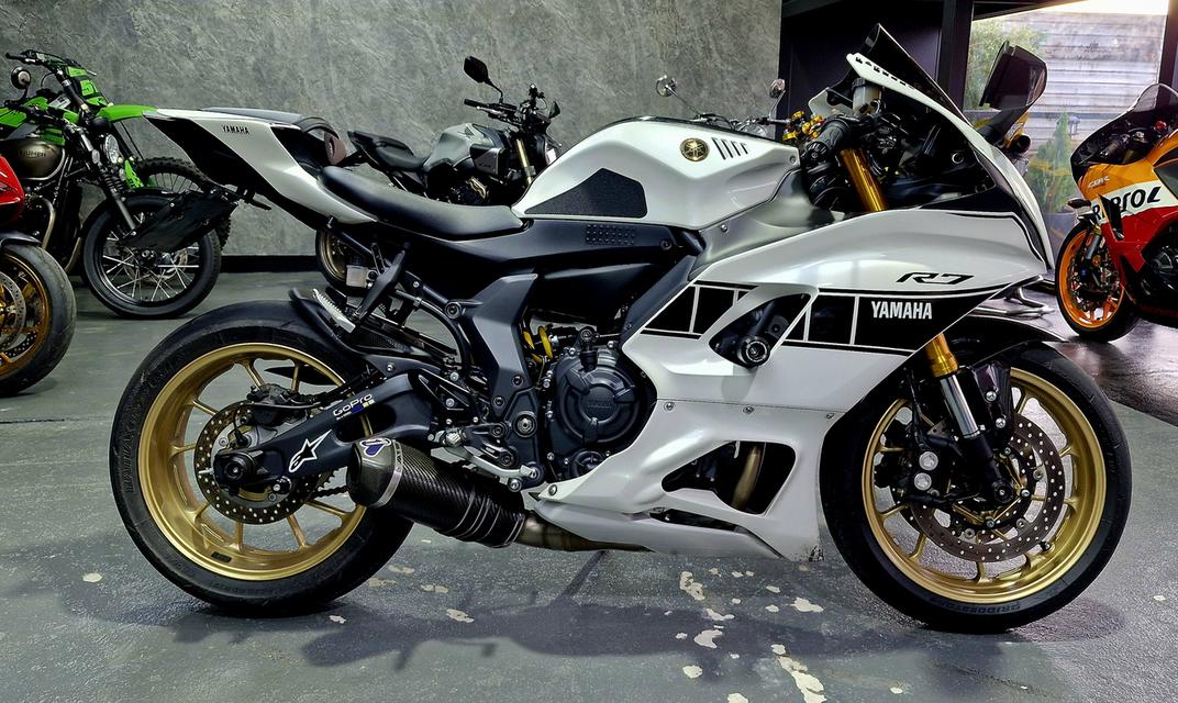 Yamaha R7