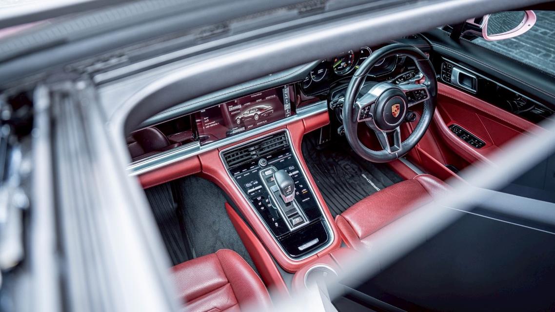 Porsche Panamera 4 E-Hybrid Executive 2018 สีขาว Wrap กันรอยสีชมพู รูปที่ 10