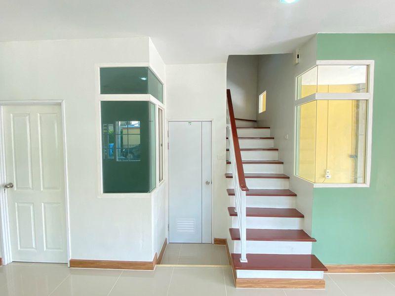 ขายทาวน์เฮาส์ 2 ชั้น เนื้อที่ 27.1 ตร.วา หลังมุม หมู่บ้านเดอะโกลเด้น ทาวน์ อ่อนนุช-พัฒนาการ ซ.7/4 ซอยอ่อนนุช 65 แขวงประเวศ เขตประเวศ กร 7