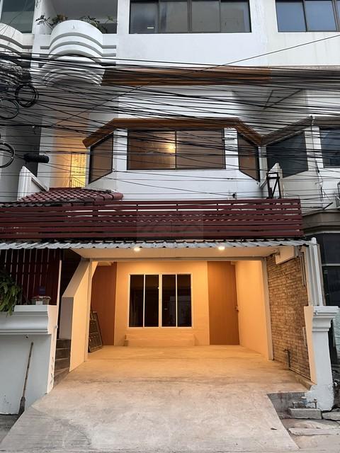 ให้เช่าโฮมออฟฟิศ 4.5 ชั้น 28 ตร.ว. ซอยวิภาวดี 22 สไตล์มินิมอล ด้านหลังติดการบินไทย 1