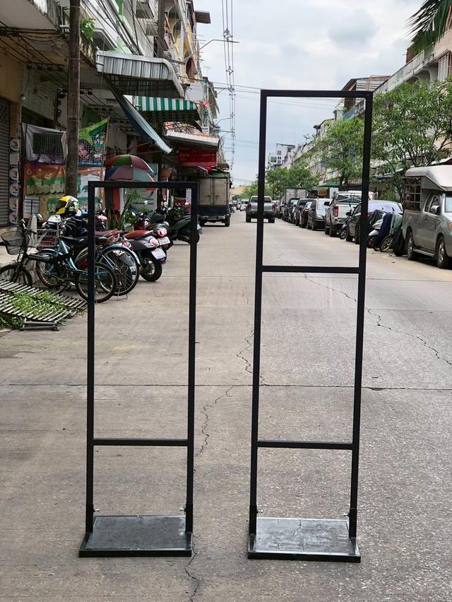 โครงเหล็กฐานปูนตั้งป้ายหน้าร้าน