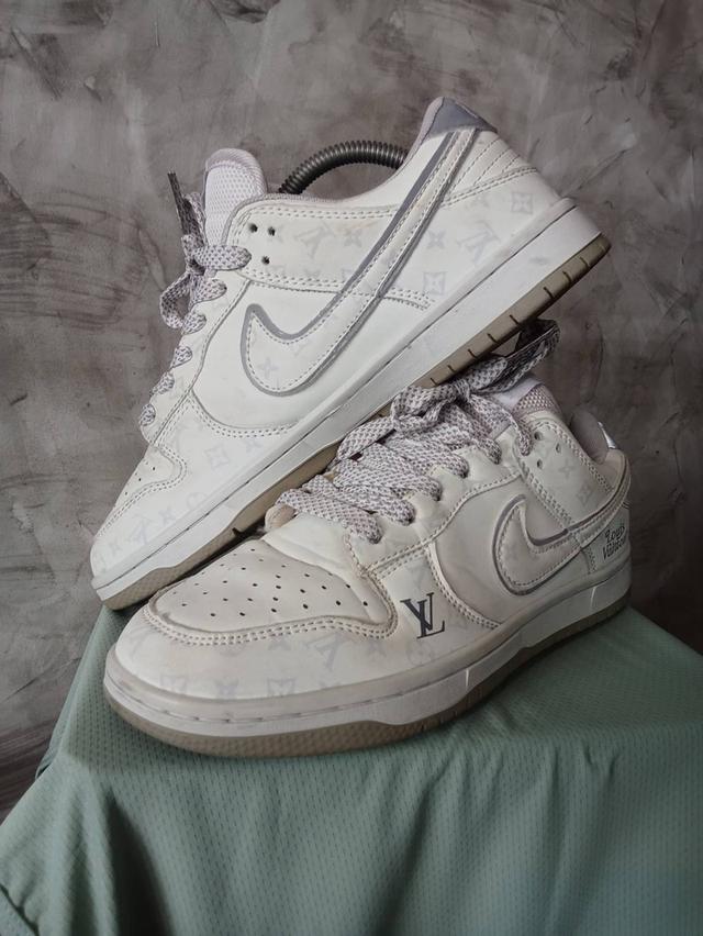 รองเท้าผ้าใบ nike เบอร์ 41 ยาว 26 เซน งานมือสอง