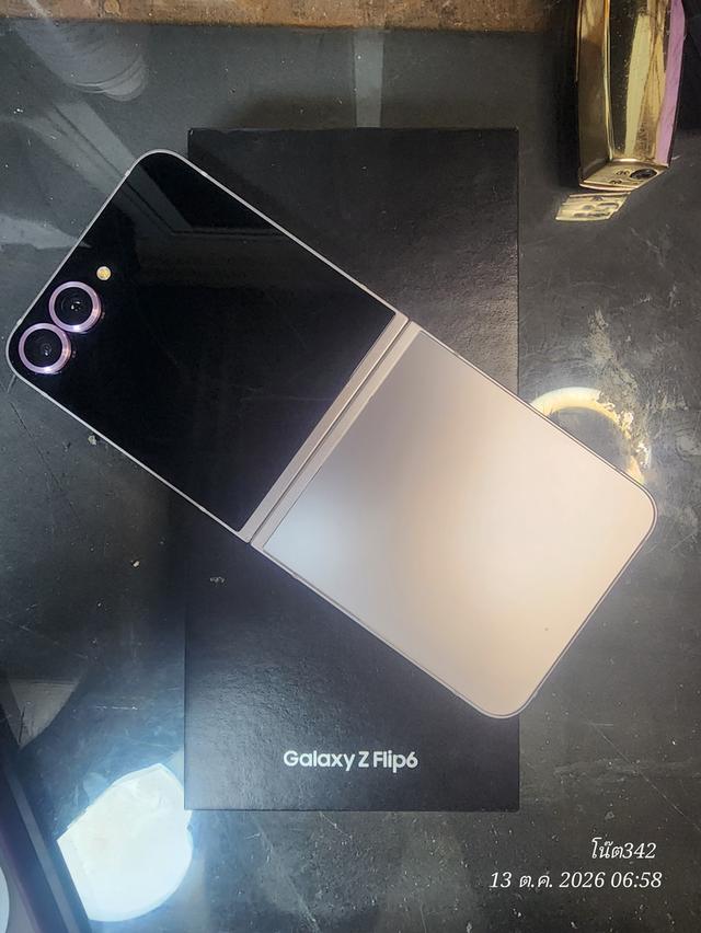 Samsung Galaxy Z Flip6 (256GB RAM 12GB) สี Silver Shadow สภาพสวยมาก ยกกล่อง ที่กดให้เลิกรุ่นไม่มี Flip 6 ครับมีแค่ 5ก็เลยกด5ไปก่อน ของผม Flip 6 นะครับ