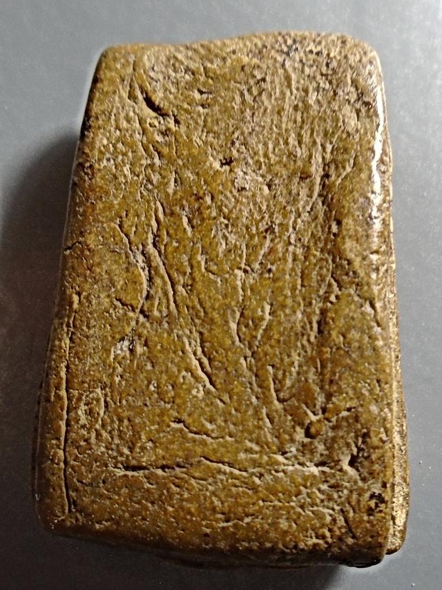 พระลึกลับ / สมเด็จรัศมี เนื้อผงน้ำมันผสมว่าน รูปที่ 2