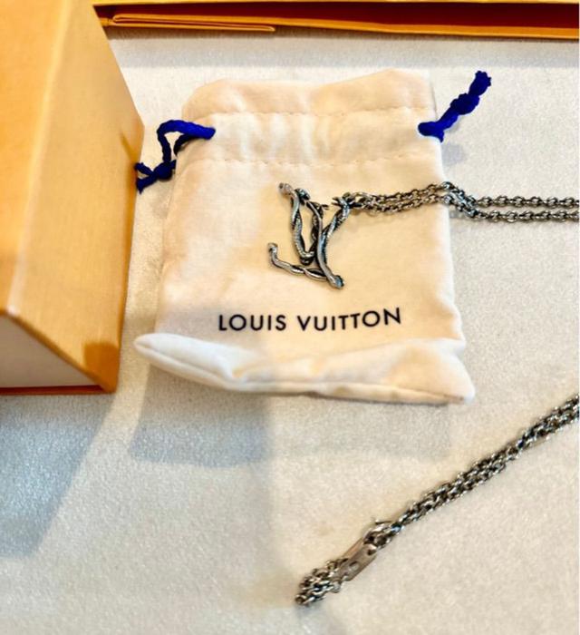 ปล่อยสร้อยคอ LOUIS VUITTON