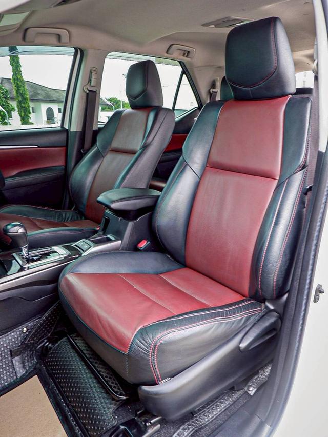 Toyota Fortuner 2.8 TRD เกียร์ออโต้ 4WD สีขาวมุก ปี 2017 10