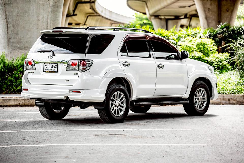 TOYOTA FORTUNER 3.0V ภายในดำ สีขาว ปี 2012 เกียร์ออโต้  6