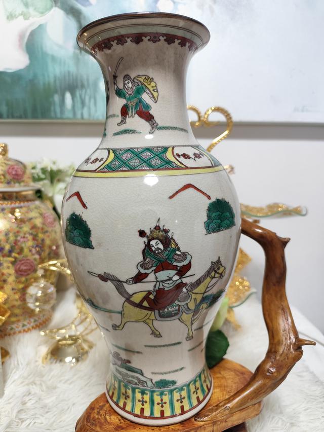 แจกันกระเบื้องเคลือบแตกลายงาแบบจีน (Chinese Crackle Glaze Porcelain Vase) ที่ตกแต่งด้วยลวดลาย นักรบโบราณ (Warrior Scene)