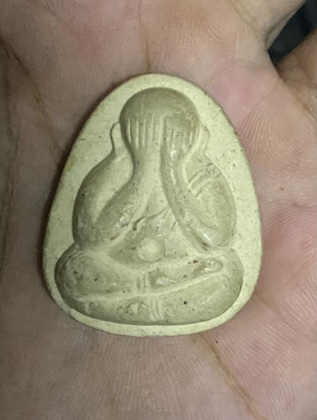 พระปิดตาเนื้อผงพุทธคุณหลังยันต์ หลวงพ่อคูณ ปริสุทโธ วัดบ้านไร่ จ.นครราชสีมา รุ่นบุญคูณรวยมา ปี37