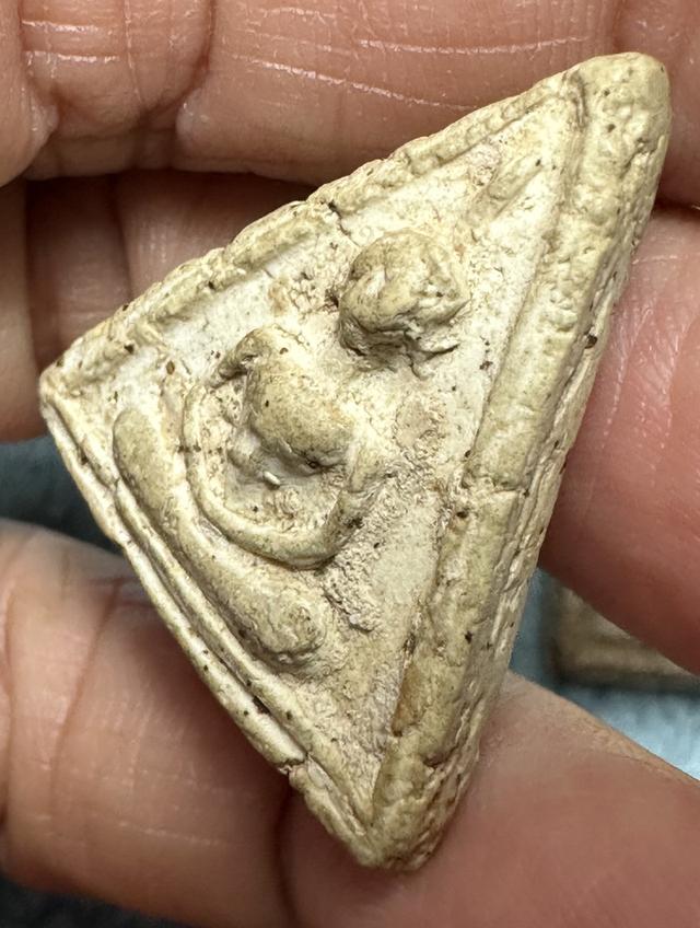 พระสมเด็จกรุเจดีย์เล็ก ว้ดใหม่อมตรส บางขุนพรมพิมพ์สามเหลี่ยมหน้าหมอน รูปที่ 7