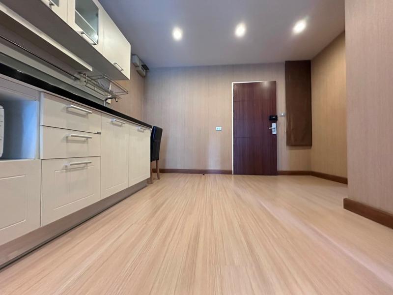 ขายต่ำกว่าราคาประเมิน  ห้องมุมชั้น 2  ห้องใหญ่ 52 ตรม 2นอน แต่งสวย เฟอร์ครบ  2