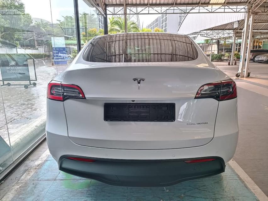 Tesla Model Y สีขาว 3