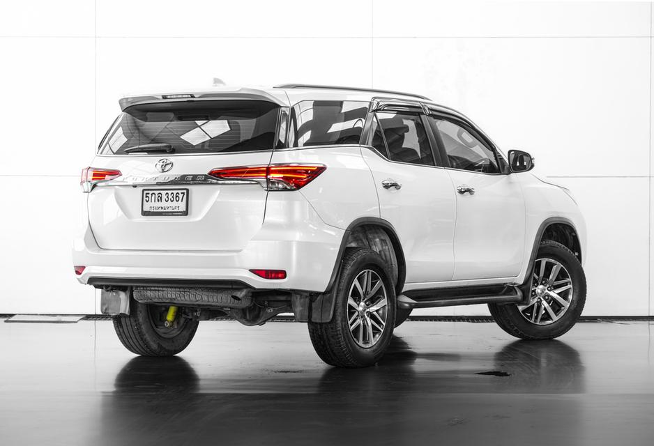 2016 TOYOTA FORTUNER 2.4 V 4WD SUV สีขาว ไมล์ 165303 กม.