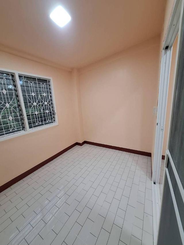 ขายทาวน์เฮ้าส์  หมู่บ้านทาวน์แอนด์คันทรี หนองจอก รีโนเวทใหม่ทั้งหลัง พร้อมอยู่ 9