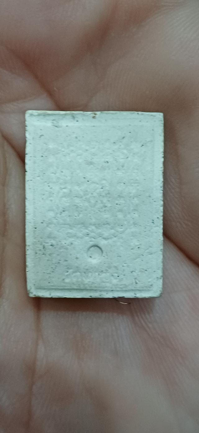 พระคำข้าวรุ่นพิเศษ พิมพ์รูปเหมือนนั่งตั่ง หลังยันต์เกราะเพชร หลวงพ่อฤาษีลิงดำ วัดท่าซุง อุทัยธานี ปี2535 รูปย่อยที่ 2