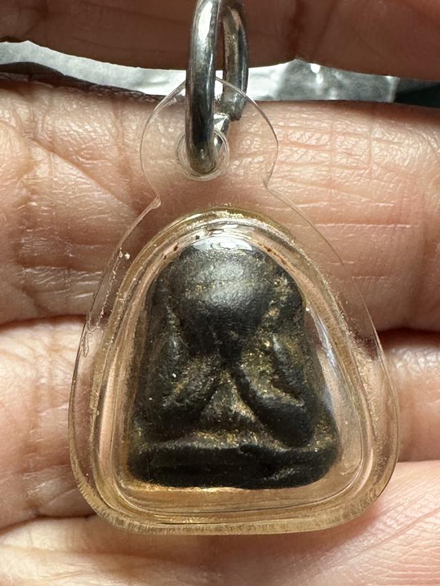 พระปิดตา เนื้อผงคลุกรักหลังแบบพิมพ์เล็ก เก่า