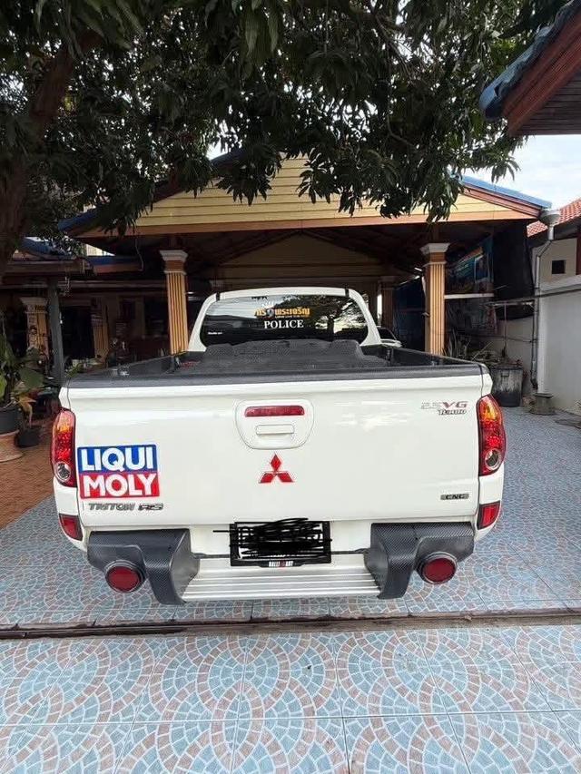 รถยนต์มิตซูบิชิไทรทรัล 9