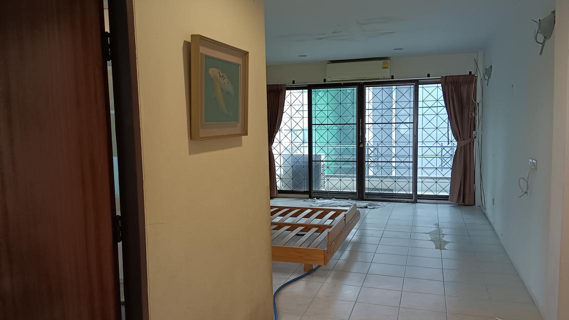 ให้เช่าทาวน์เฮ้าส์ 4 ชั้น Renovate ใหม่ ใกล้ MRT ห้วยขวาง – ซอยมีทรัพย์ ถนนประชาอุทิศ 12