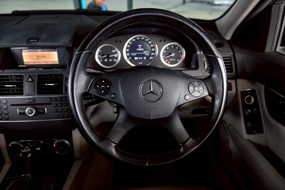 Benz C200 CGI BE ปี 2011 สีดำ มือเดียวป้ายแดง 13