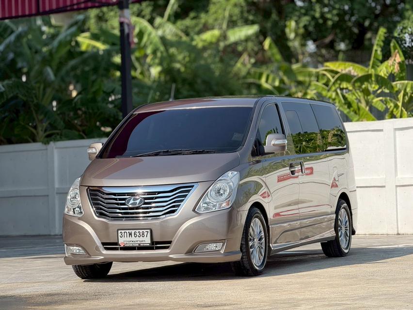 HYUNDAI GRAND STAREX, 2.5 VIP ปี2013 โฉม ปี10-18 สีน้ำตาล เกียร์ออโต้ เครื่องดีเซล 📍📍ไมล์แท้ 138,086 km.   ✅✅ ราคา 568,000 บาท ✅✅ ผ่อน 11,xxx 72  "