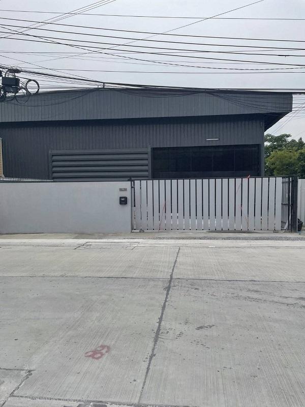 #ให้เช่าโกดังย่านสะพานสูงใกล้สุวรรณภูมิและนิคมลาดกระบัง  พื้นที่รวม 560 ตรม. พื้นที่ขนาด  18x24 รวม. 432 ตรม. พื้นที่ด้านหน้าโกดัง ขนาด 12x6 รวม 1