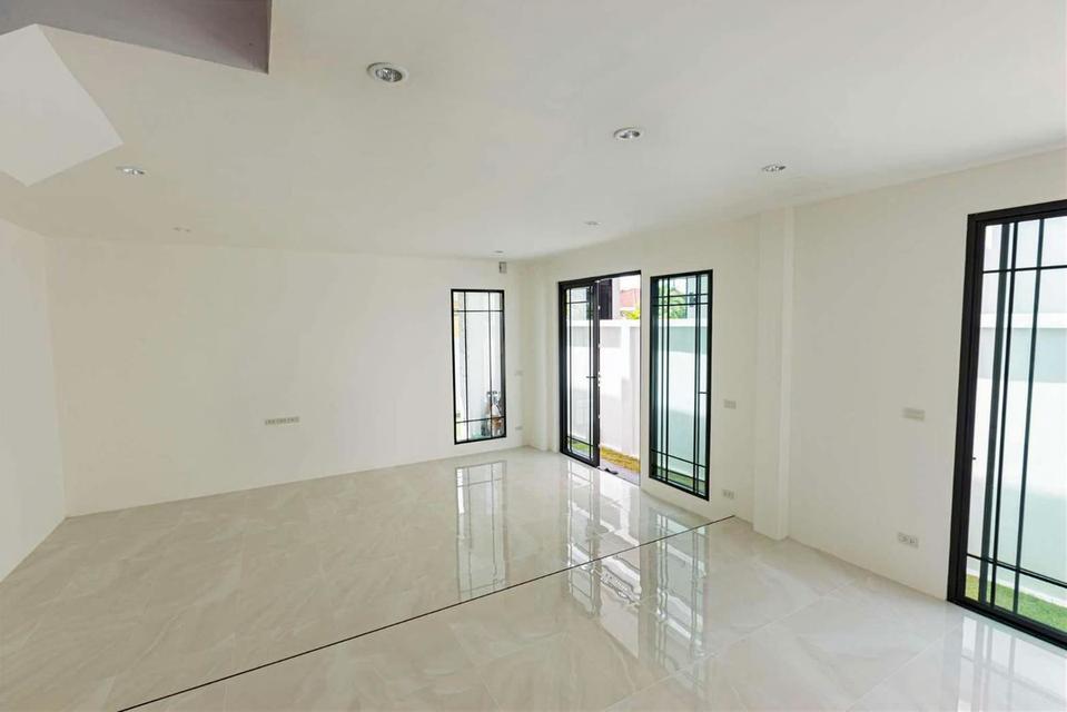 ขายบ้านแฝดสร้างใหม่ พัทยากลาง ราคาเริ่มต้น 4.99 ล้าน หน้าบ้านกว้าง 3 นอน 3 น้ำ พื้นที่ใช้สอยเยอะ 13