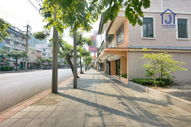 ขายอาคารพาณิชย์ 2.5 ชั้น หลังมุม ติดถนนเจริญนคร ใกล้BTS วงเวียนใหญ่ ทำเลค้าขาย 2