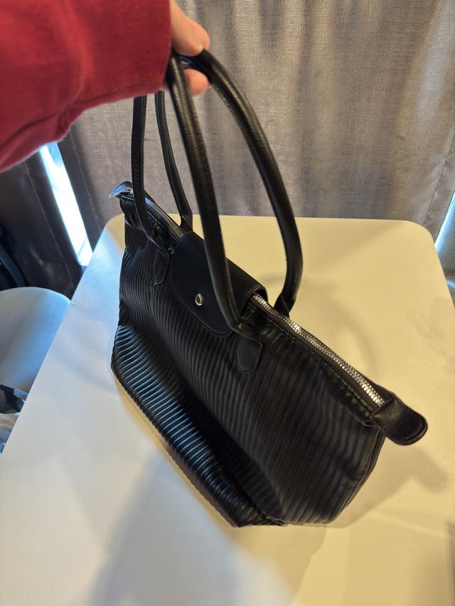 กระเป๋า tote bag สีดำ เรียบหรู เหมาะกับลุคลูกคุณหนู  2