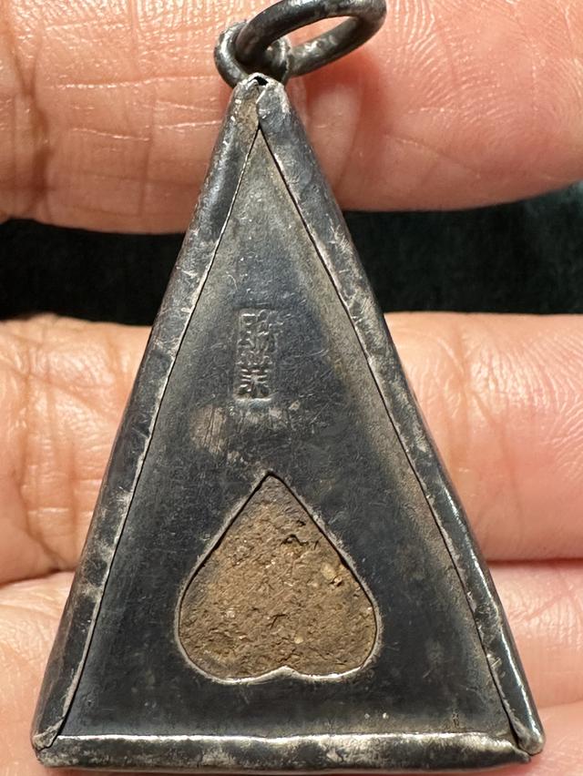 พระนางพญา พิมพ์เข่าโค้ง เลี่ยมเงินโบราณ รูปที่ 6