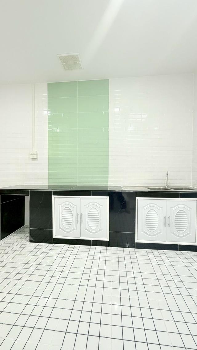 ชายบ้าน หมู่บ้านปิ่นฤทัย ซ.25 6