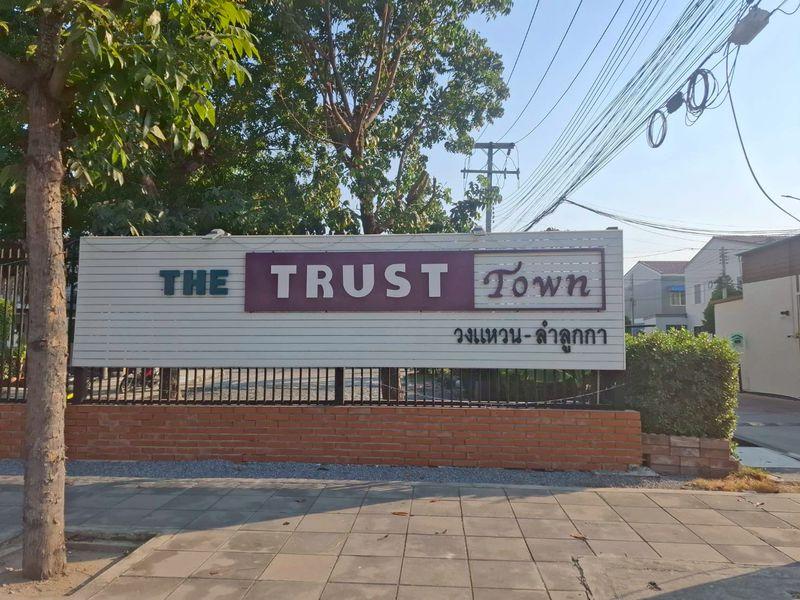 ขาย ทาวน์เฮาส์ 2 ชั้น สไตล์โมเดิร์น เนื้อที่ 19.8 ตารางวา หมู่บ้านเดอะทรัสต์ทาวน์ วงแหวน-ลำลูกกา ซ.15 ถนนบึงคำพร้อย ต.บึงคำพร้อย อ.ลำลูกกา ปทุมธานี 20