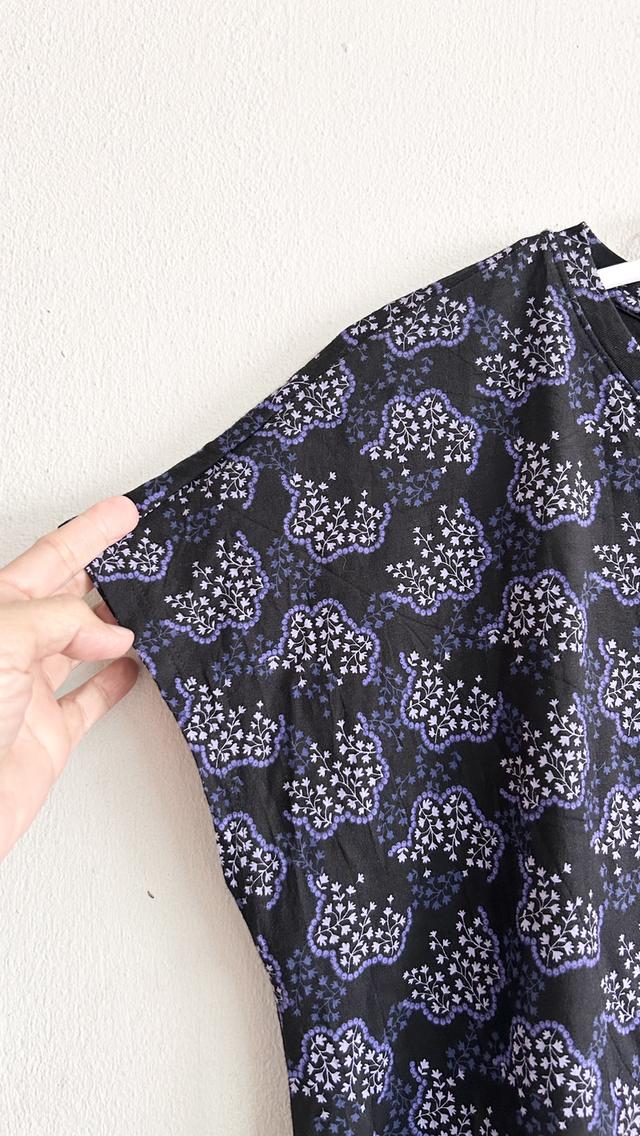 ยุนิM เสื้อยืดหญิงแขนล้ำสีดำลายดอกไม้ รูปที่ 4