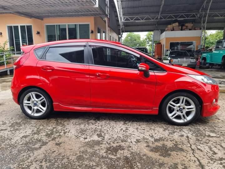 Ford Fiestaส ีแดง 3