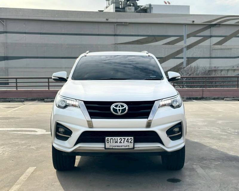Toyota Fortuner 2.8 TRD เกียร์ออโต้ 4WD สีขาวมุก ปี 2017 จด2017 แท้ 4