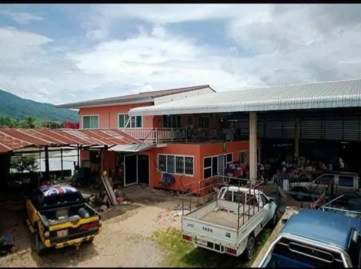 🔥 ขายถูก! บ้าน 3 หลังพร้อมที่ดินกว้างเกือบ 1 ไร่ ทำเลทอง อ.แม่จัน น้ำไม่ท่วม! 🏡 ​📣 รายละเอียดทรัพย์: ​เนื้อที่: 3 งาน 61 ตารางวา (พื้นที่กว้างขวาง 2