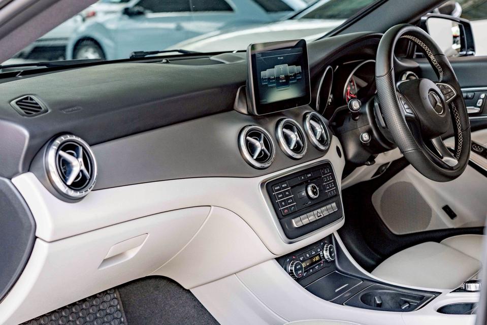 รหัสรถ NP1370 BENZ CLA200 URBAN 2017 10