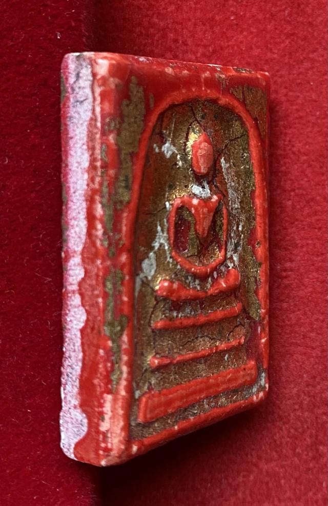 พระสมเด็จ ดินเกาลินจากจีนเคลือบสีส้มแดง ลงชาดปิดทองเดิม กรุวัดพระแก้ว วังหน้า 3