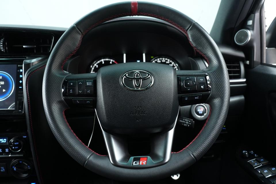 2022 TOYOTA FORTUNER 2.8 GR SPORT BLACK TOP 4WD SUV สีขาว-ดำ เลขไมล์ 27929 กม. 9