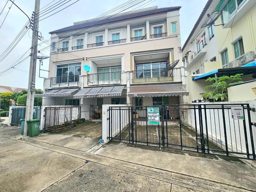 ขายบ้านกลางเมือง สวิสทาวน์ เกษตร–นวมินทร์ ทาวน์โฮม 3 ชั้น หลังใหญ่ หลังมุม 17