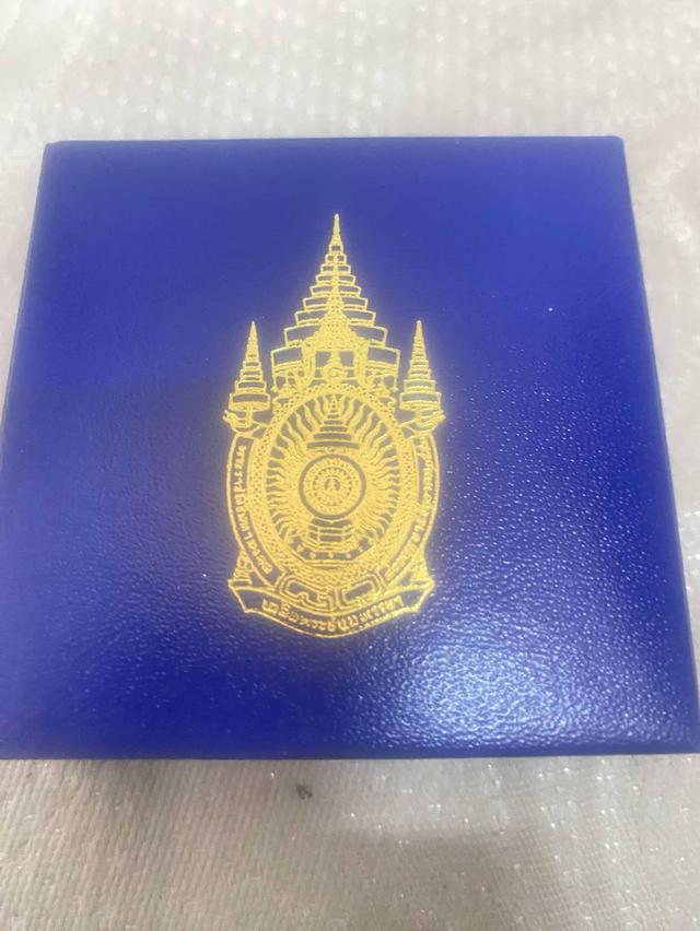เนื้อเงิน เหรียญในหลวงทรงผนวช รุ่นบูรณะเจดีย์ปี 2550 วัดบวร พร้อมกล่อง 4