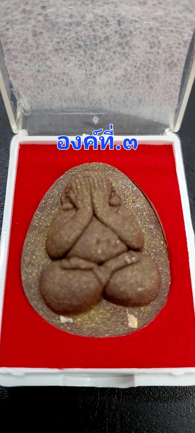 พระปิดตาเงินล้าน เนื้อผงสีน้ำตาลชานหมาก หลวงปู่หงษ์ วัดเพชรบุรี อ.ปราสาท จ.สุรินทร์ วัตถุมงคล เสาร์ ๕ รุ่น " เพิ่มทรัพย์ เพิ่มสุข "