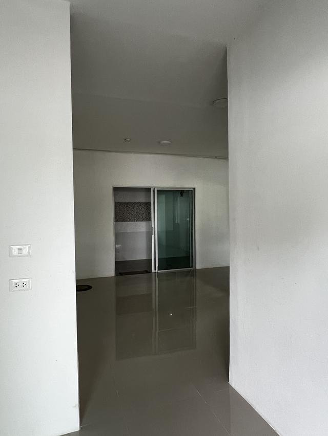 ทาวน์โฮม 2ชั้น(หน้ากว้าง5.5เมตร) 4ห้องนอน 2ห้องน้ำ 4ที่จอดรถ (บ้านหลังริมมีหน้าต่างทุกห้อง) 7