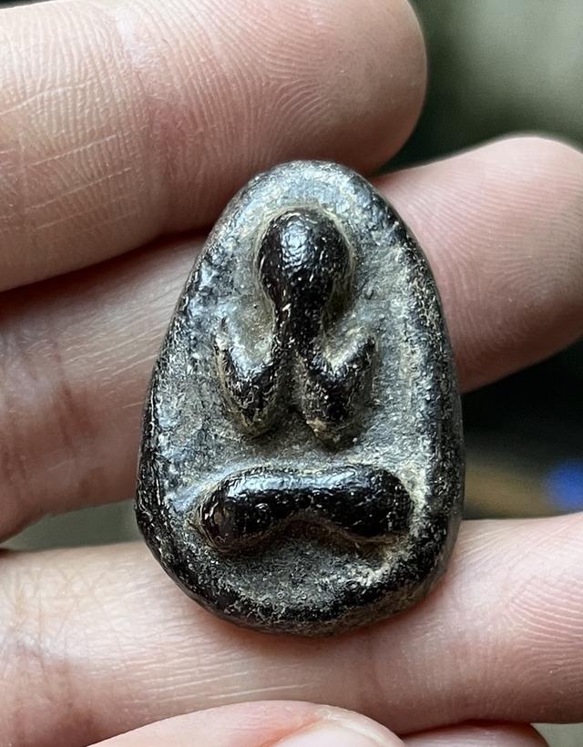 พระปิดตาหลวงปู่ไข่ ลงรัก