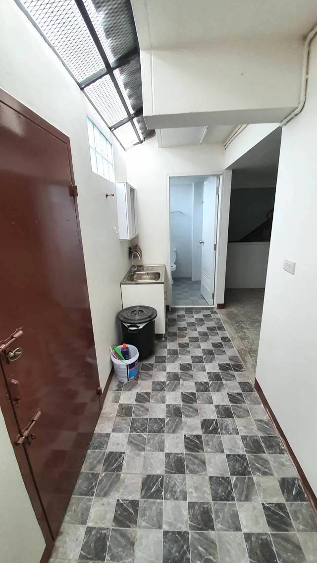 ขายอาคารพาณิชย์ติดถนนมิตรภาพ ตรงข้ามโรงแรมสีมาธานี 2ห้องคู่ ทะลุกัน 3ชั้นครึ่ง มีดาดฟ้า 40ตรว.ด้านหน้าที่จอดรถกว้าง 4