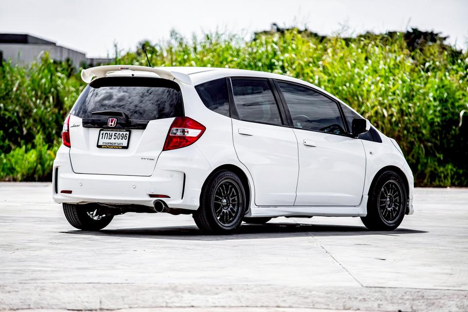 Honda Jazz 1.5 S ปี 2013 สีขาว มือเดียวป้ายแดง  5