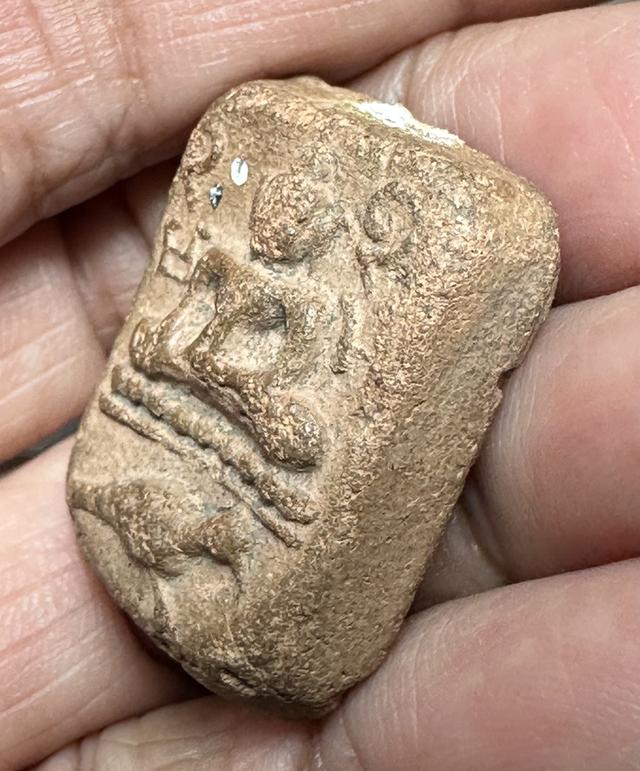 พระเนื้อดิน องค์ละ 800